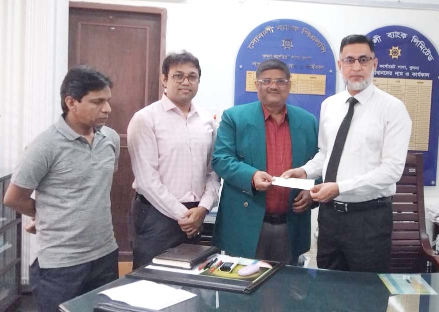 খুলনা জোনাল অফিস এর উপ-ব্যবস্থাপনা পরিচালক জনাব তুষার কান্তি সাহা, এফ আর জুট মিলস্ লিঃ এর পক্ষে সোনালী ব্যাংক পিএলসি, খুলনা কর্পোরেট শাখা এর উপ মহা-ব্যবস্থাপক জনাব শেখ আল মামুন মহোদয়ের নিকট কোম্পানীর পক্ষ থেকে বীমা দাবীর চেক হস্তান্তর করেন।
